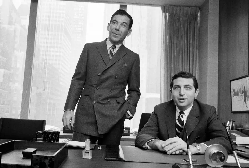 Edward H. Meyer, sentado, o presidente de longa data da agência de publicidade Gray, com Richard S. Lessler, o presidente, em 1968. O Sr. Meyer tornou-se presidente dois anos depois e permaneceu no cargo até pouco depois da venda da agência em 2005. (Crédito da fotografia: Cortesia © John Orris/The New York Times)