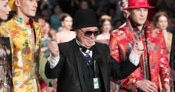 Vyacheslav 'Slava' Zaitsev, em 2018, depois de um desfile na semana de moda de Moscou — Foto: Pavel Golovkin/via AP