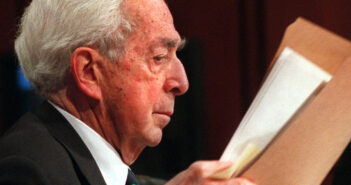 Lloyd Cutler repassa notas antes de testemunhar perante o Comitê de Whitewater do Senado em novembro de 1995.Dennis Cook / arquivo AP