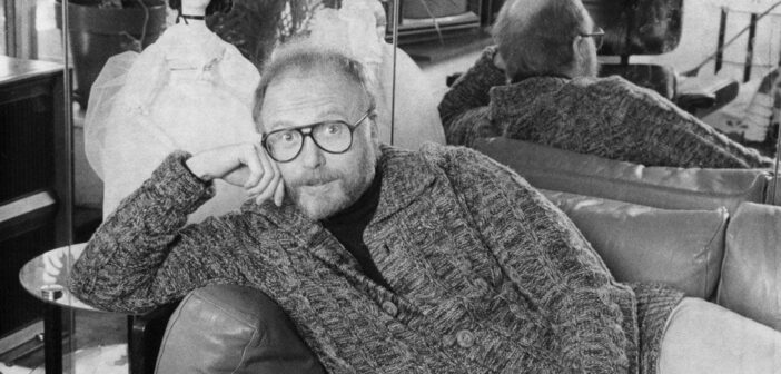 GETTY IMAGES Legenda da imagem, Paul Zindel, retratado em 1978, escreveu Let Me Hear You Whisper em 1969