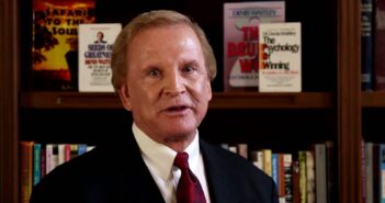 Denis Waitley, autor e palestrante. (Crédito da fotografia: Cortesia © Copyright Conscious living Radio / REPRODUÇÃO/ DIREITOS RESERVADOS)