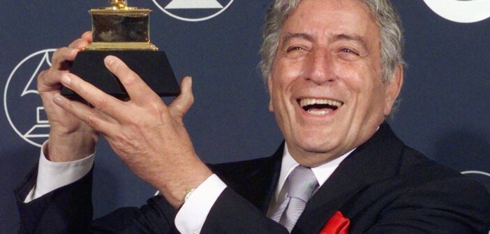 Tony Bennett recebe o Grammy de Melhor Performance Vocal Pop Tradicional por 'Tony Bennett on Holiday', em 25 de fevereiro de 1998, em Nova York — Foto: Matt Campbell/AFP/Arquivo