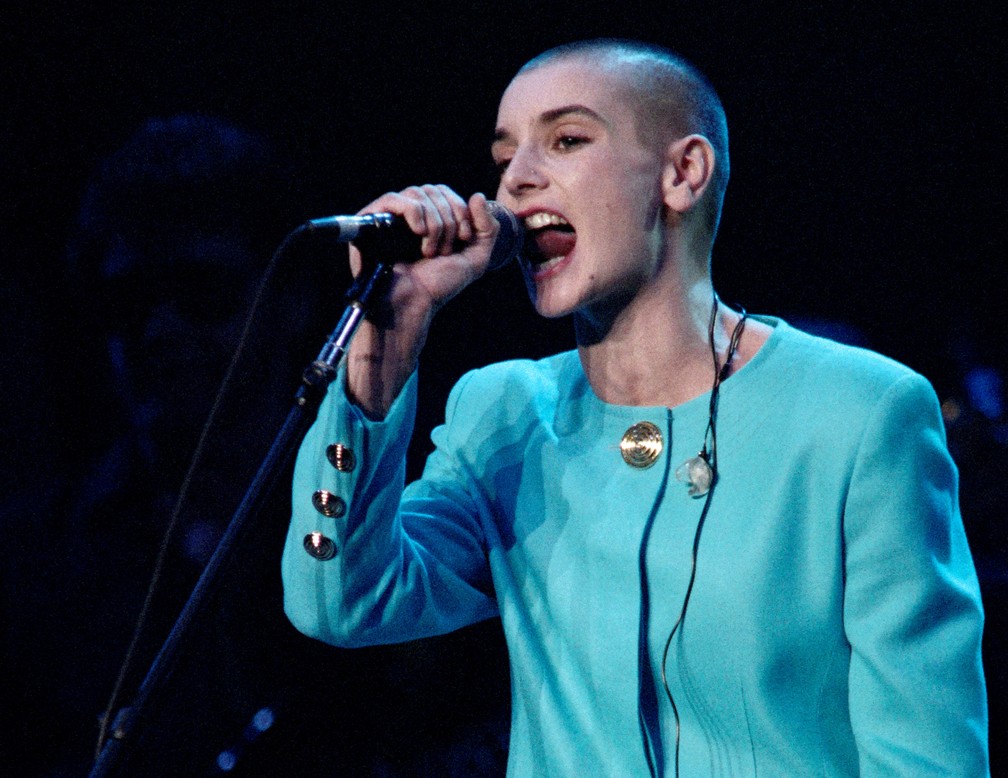 A cantora irlandesa Sinead O'Connor se apresenta durante um tributo a Bob Dylan no Madison Square Garden, em 16 de outubro de 1992 — Foto: Maria Baston / AFP