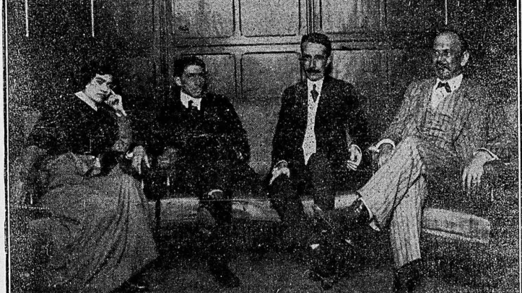 A jornalista Virgínia Quaresma em foto ao lado de colegas homens na redação do jornal 'A Época' Imagem: Reprodução