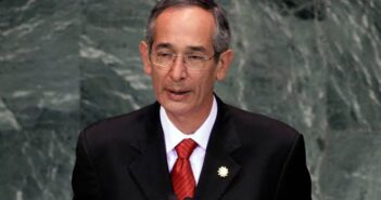O então presidente guatemalteco Álvaro Colom discursa em uma cúpula sobre objetivos de desenvolvimento na sede das Nações Unidas em setembro de 2010. (Richard Drew / Associated Press)