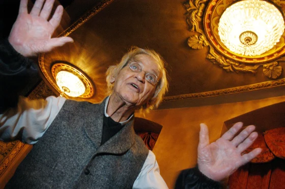 O comediante Irwin Corey posa no Barrymore Theatre, em Nova York, em 2004.Jim Cooper/ AP
