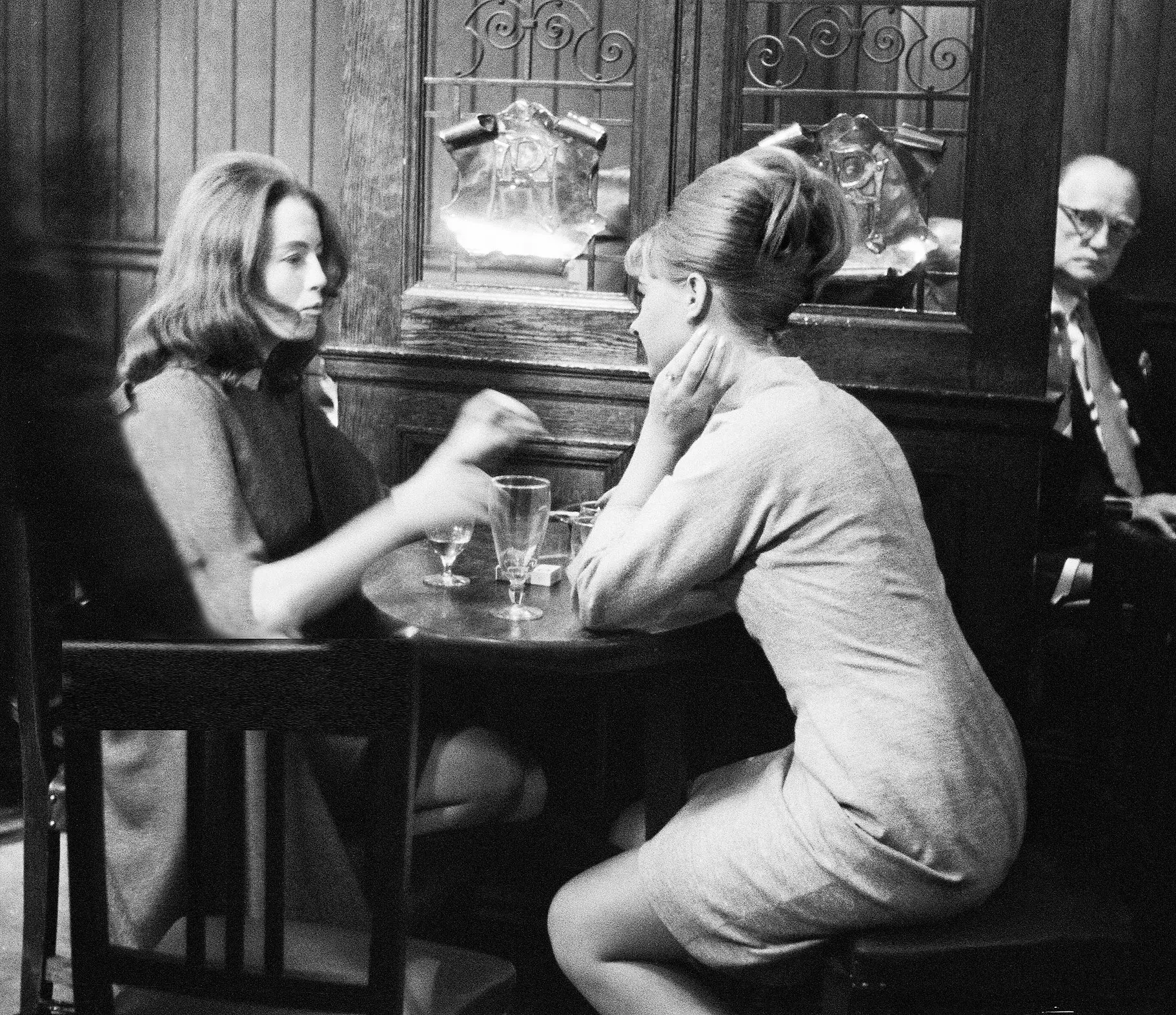 O grande furo de Spooner, em 1963: atirando por trás da porta de um banheiro, ela capturou Christine Keeler, à esquerda, e Mandy Rice-Davies fazendo uma pausa em um pub de Londres no dia em que testemunharam em um julgamento relacionado ao escândalo sexual Profumo. A Sra. Keeler teve um caso com John Profumo, um alto funcionário do governo. (Crédito: Doreen Spooner/Mirrorpix)