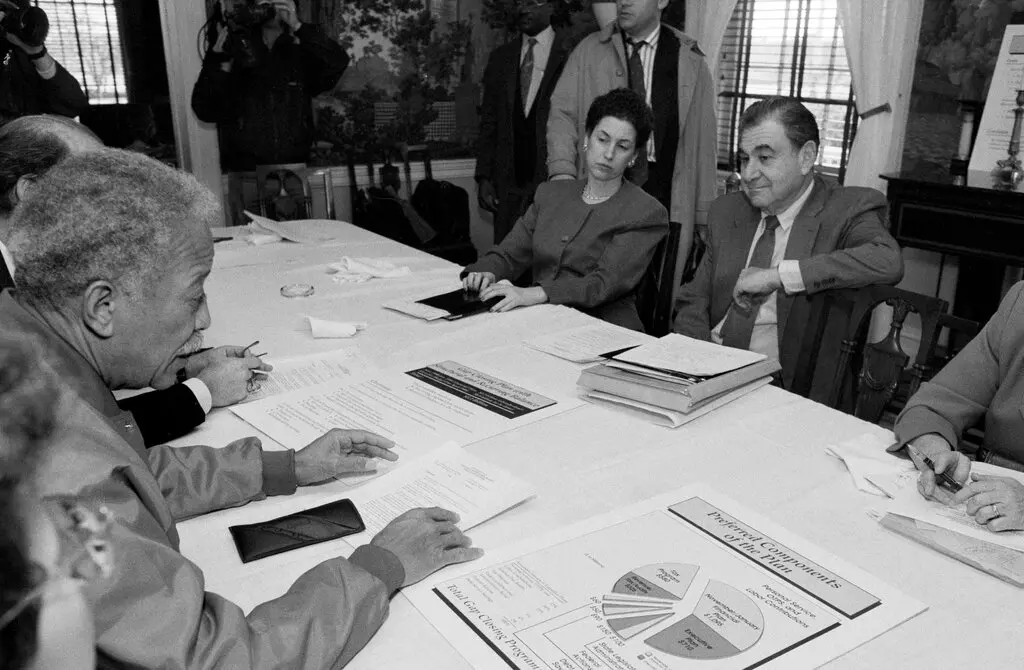O Sr. Rosen sentou-se em frente ao prefeito David N. Dinkins em 1991, durante uma reunião sobre orçamento na Mansão Gracie, a residência do prefeito. Ao longo de quatro décadas, ele aconselhou os prefeitos Abraham D. Beame, Edward I. Koch e Rudolph W. Giuliani, além do Sr.Crédito...Chester Higgins Jr./The New York Times