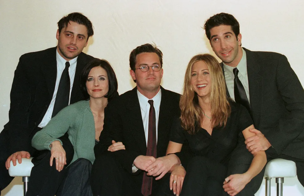 Matthew Perry e seus colegas de elenco em ‘Friends’: Courteney Cox, Matt Le Blanc, David Schwimmer e Jennifer Aniston — Foto: Russell Boyce/Reuters