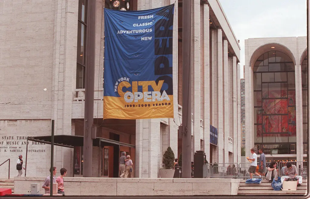 Casa da City Opera, o New York State Theatre no Lincoln Center, agora David H. Koch Theatre. A sala, projetada para apresentações de balé, não era ideal para ópera. (Crédito da fotografia: Sara Krulwich/The New York Times)