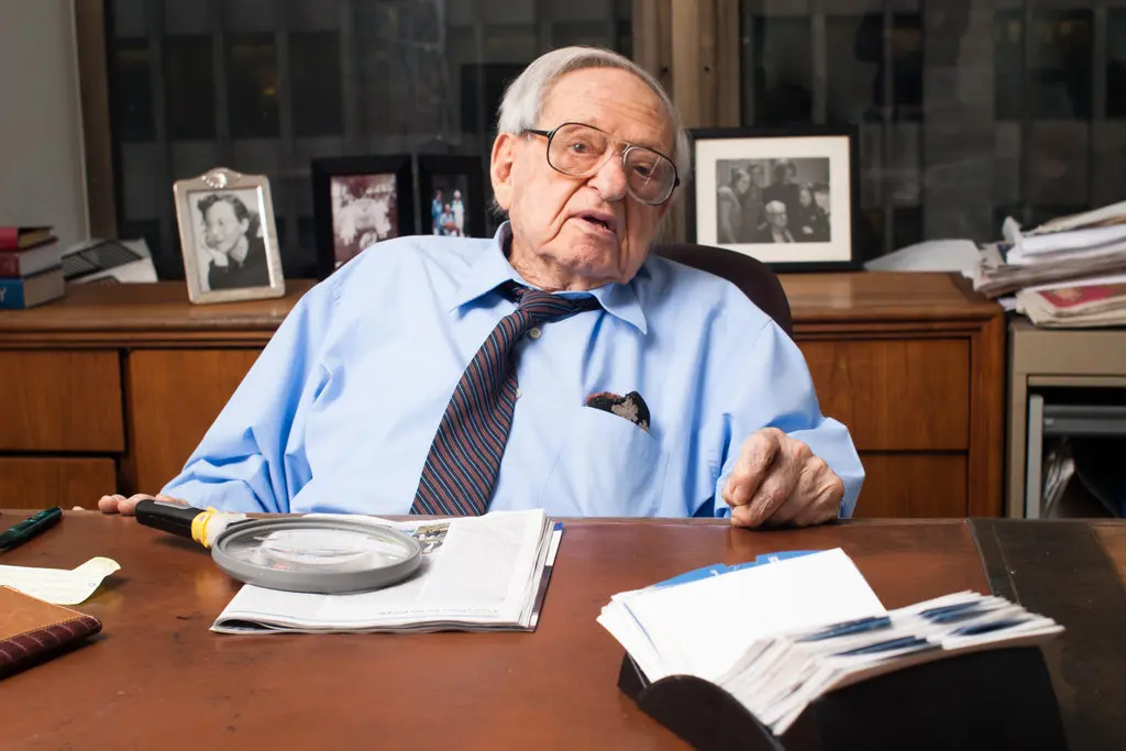 Irving Kahn em seu escritório em Manhattan em 2009. Até o final de 2014, ele trabalhava três vezes por semana.Crédito...Brian Shumway