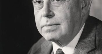 NICHOLAS KALDOR; ECONOMISTA PRÓ-TRABALHO BRITÂNICO (Crédito da fotografia: Cortesia © Copyright National Portrait Gallery London / REPRODUÇÃO/ TODOS OS DIREITOS RESERVADOS)