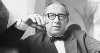 Hans Weigel, escritor e crítico austríaco na cafeteria. Fotografia. 1962. (Crédito da fotografia: Cortesia © Copyright IMAGNO/Barbara Pflaum/ REPRODUÇÃO/ TODOS OS DIREITOS RESERVADOS)