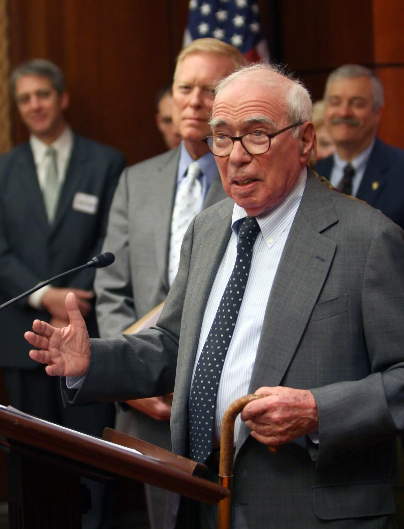 Rohatyn no Capitólio, anunciando o seu apoio à criação de um banco nacional de infra-estruturas, em Janeiro de 2010. Atrás dele, no centro, estava o antigo deputado Dick Gephardt.Crédito...Chris Kleponis/Getty Images