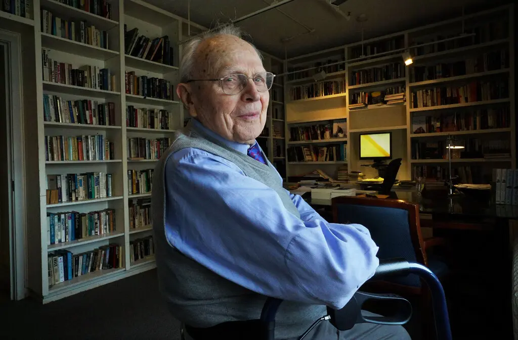 O agente literário Sterling Lord em seu escritório em Manhattan em 2016, rodeado de livros cujos autores representava. (Crédito...Nicole Bengiveno/The New York Times)