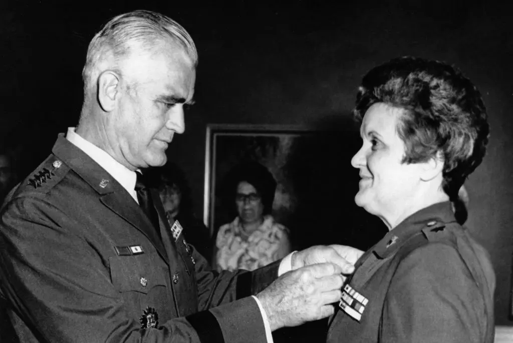 Brigue. O general Hays recebeu a Medalha de Serviço Distinto do general William C. Westmoreland, chefe do Estado-Maior do Exército, em 1971. (Crédito da fotografia: Imprensa Unida Internacional)