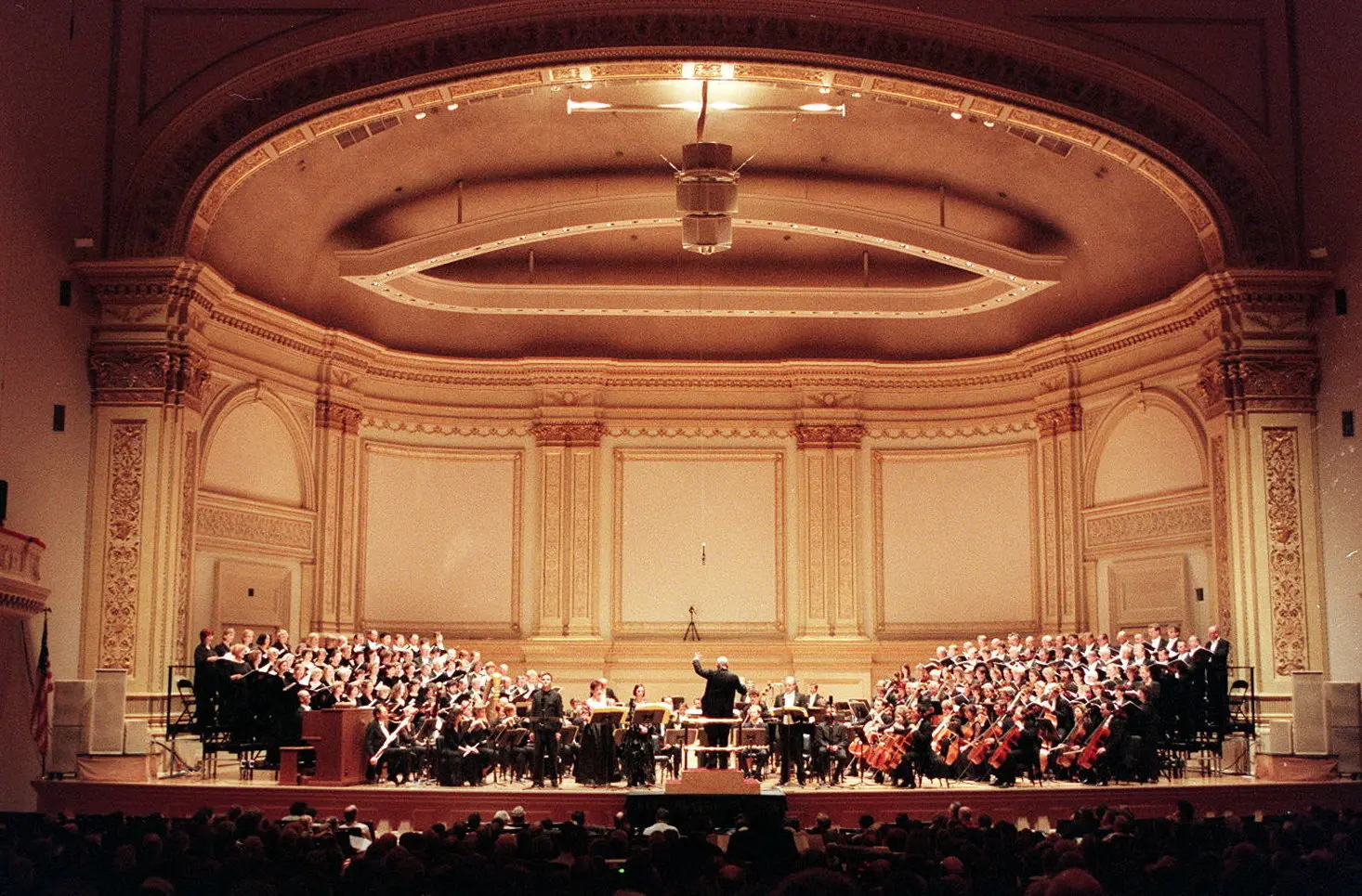 Gielen na Carnegie regendo a Orquestra Sinfônica SWR junto com o Coro da Rádio da Alemanha Ocidental de Colônia, o Coro da Rádio Sudoeste de Stuttgart, o Coro da Rádio Berlim, a Academia Europeia de Coros e solistas no “Requiem for a Young Poet” de Bernd Alois Zimmermann.Credit...Steve J. Sherman