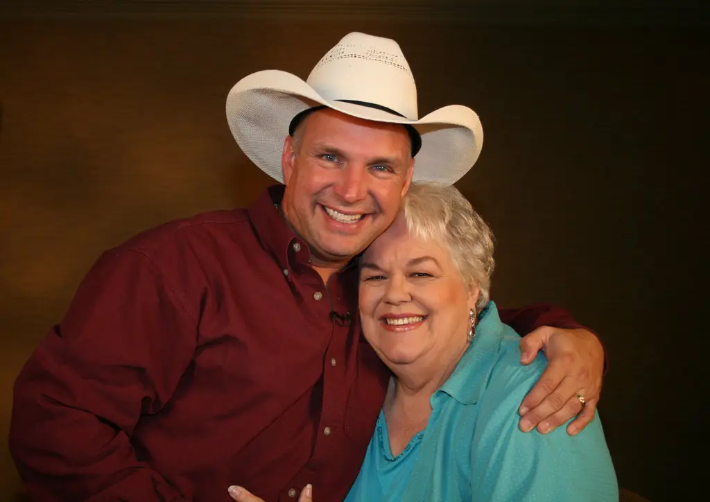 Sra. Smith com Garth Brooks. Ela foi creditada por ajudar sua carreira, bem como a de muitas outras estrelas country.Crédito...CMT