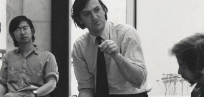 Anthony Vidler ensinando na Universidade de Princeton (Fotógrafo desconhecido/Arquivos da Escola de Arquitetura da Universidade de Princeton)