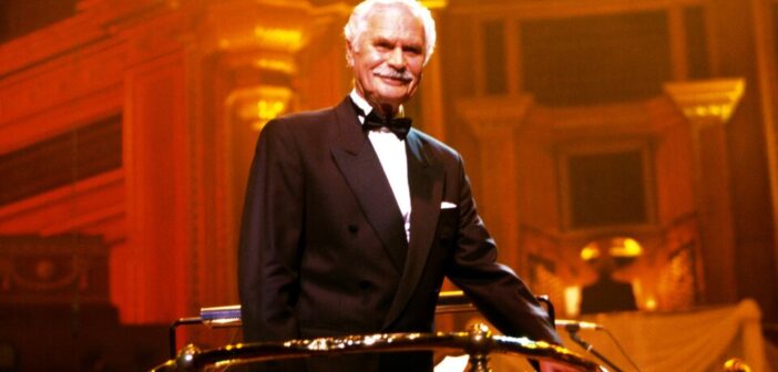 Laurie Johnson no Royal Festival Hall em Londres em 1999. (CRÉDITO DA FOTOGRAFIA: Cortesia Roberta Parkin/Redferns)