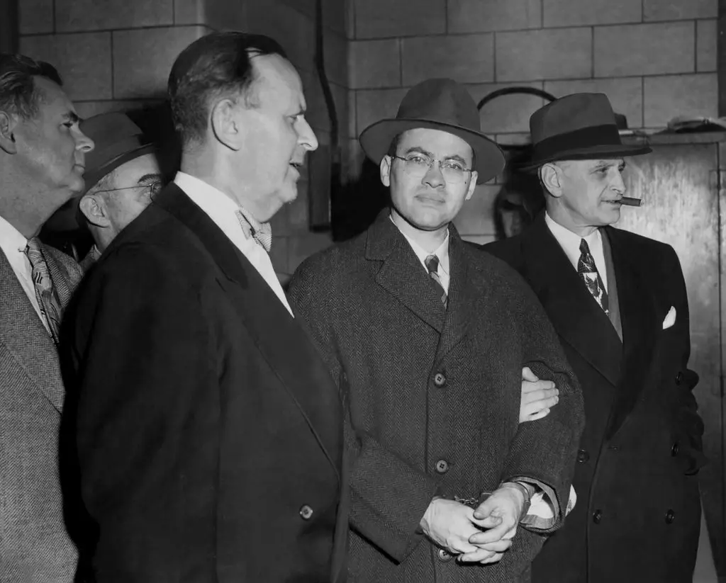 Sobell deixou o tribunal federal em 1951. Ele foi condenado a 30 anos de prisão, mas foi libertado em 1969.Crédito...George Alexanderson/The New York Times