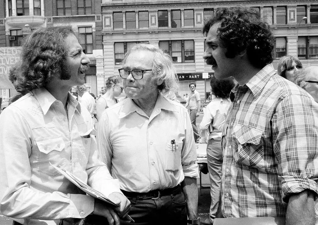 Sr. Sobell, centro, em 1978 com Michael Meeropol, à esquerda, e seu irmão, Robert, filhos de Julius e Ethel Rosenberg. Os Meeropols, que adotaram o sobrenome do casal que os adotou depois que seus pais foram executados, reuniram-se com o Sr. Sobell em um esforço para reabrir o caso dos Rosenbergs.Crédito...Imprensa Associada