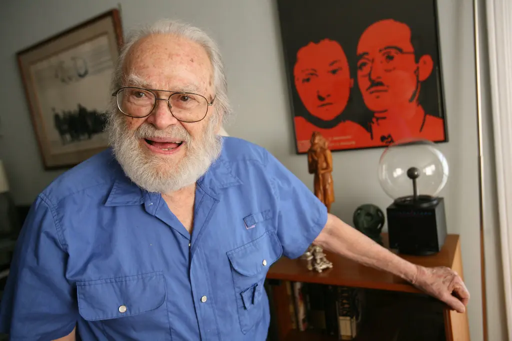 Sobell em sua casa na região de Riverdale, no Bronx, em 2008. Depois de anos proclamando sua inocência, ele admitiu em uma entrevista naquele ano que havia sido um espião soviético. Um retrato dos Rosenberg está na parede atrás dele.Crédito...Librado Romero/The New York Times