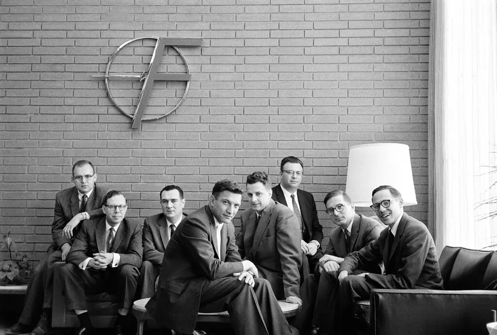Os chamados oito traidores em 1960, alguns anos depois de deixarem o laboratório de William Shockley para fundar a Fairchild Semiconductor. A partir da esquerda: Gordon Moore, C. Sheldon Roberts, Eugene Kleiner, Robert Noyce, Victor Grinich, Julius Blank, Jean Hoerni e Jay Last. (Crédito da fotografia: Fotos de Wayne Miller/Magnum)