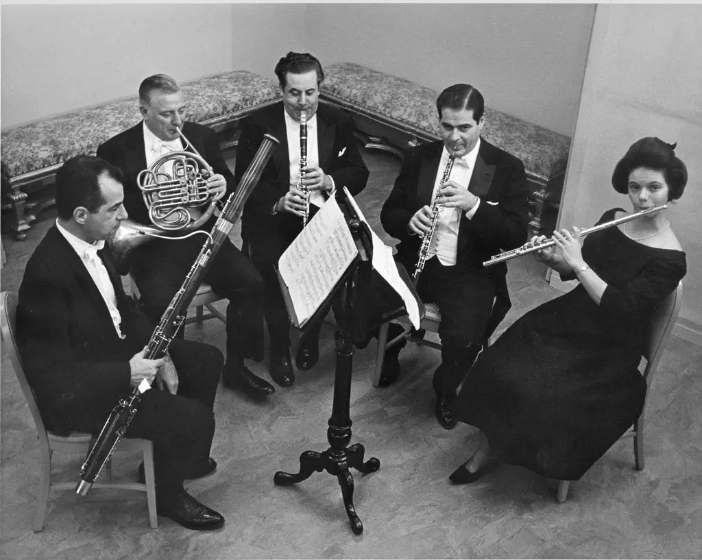 Dwyer ingressou na Orquestra Sinfônica de Boston em 1952 e tocou nos conjuntos de câmara da orquestra, muitas vezes como a única mulher. Ela foi fotografada durante um ensaio em 1968.Crédito...Orquestra Sinfônica de Boston