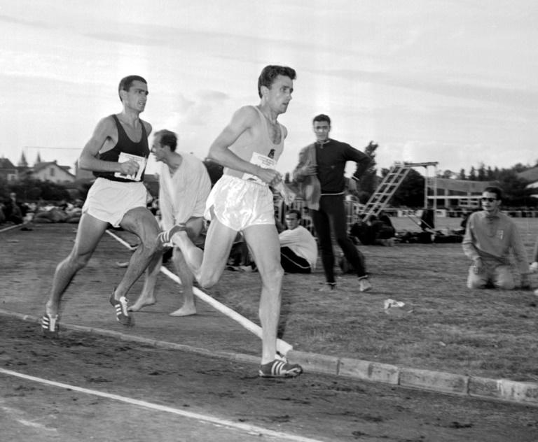O atleta franceês Michel Jazy (direita) corre à frente do australiano Ron Clarke durante uma marcha atlética celebrada em Melun (França) em 24 de junho de 1965 © STAFF
