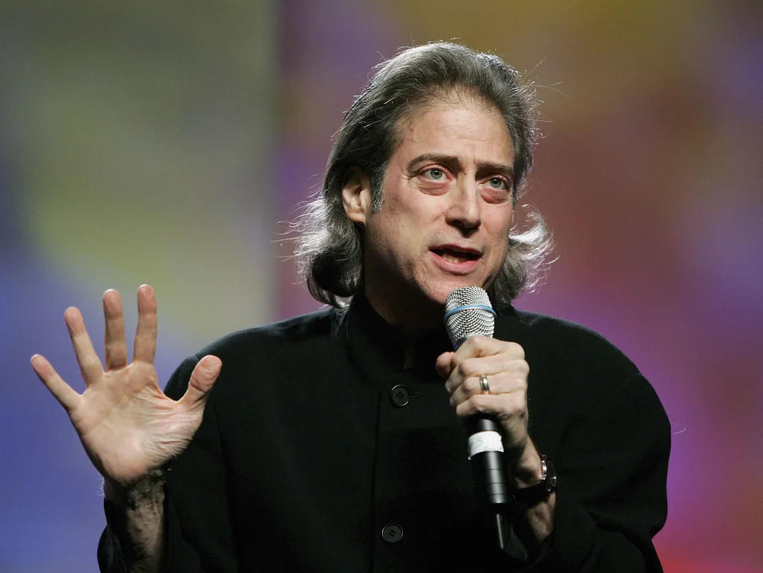 Richard Lewis apresenta a premiação da Video Software Dealers Association na convenção anual de vídeo doméstico da organização no Bellagio, em 27 de julho de 2005, em Las Vegas, Nevada. (Imagens de Ethan Miller/Getty)