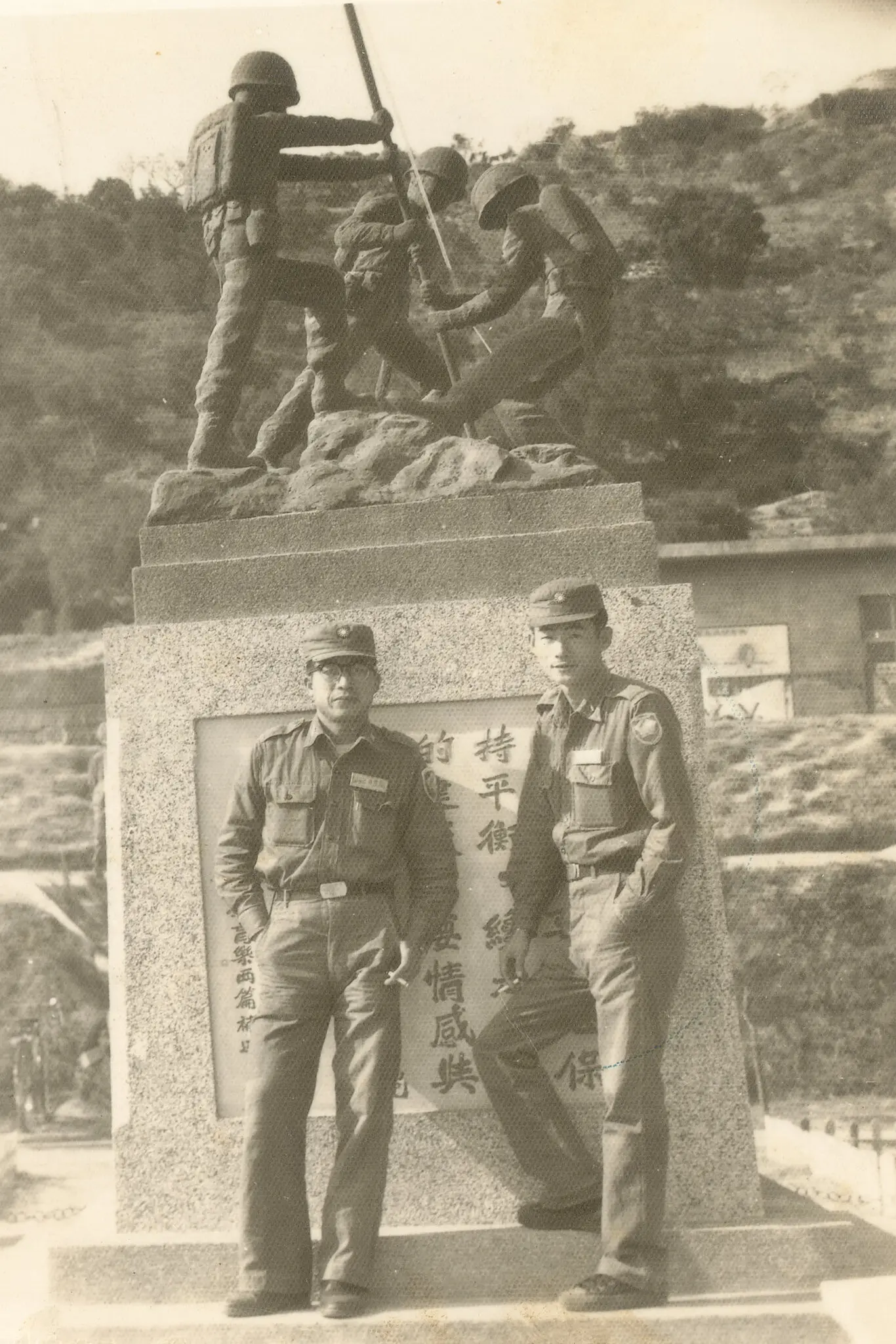 Shih, à direita, em Little Kinmen, uma ilha perto da costa chinesa, em 1960.Crédito...Chia-chiun Chen Shih