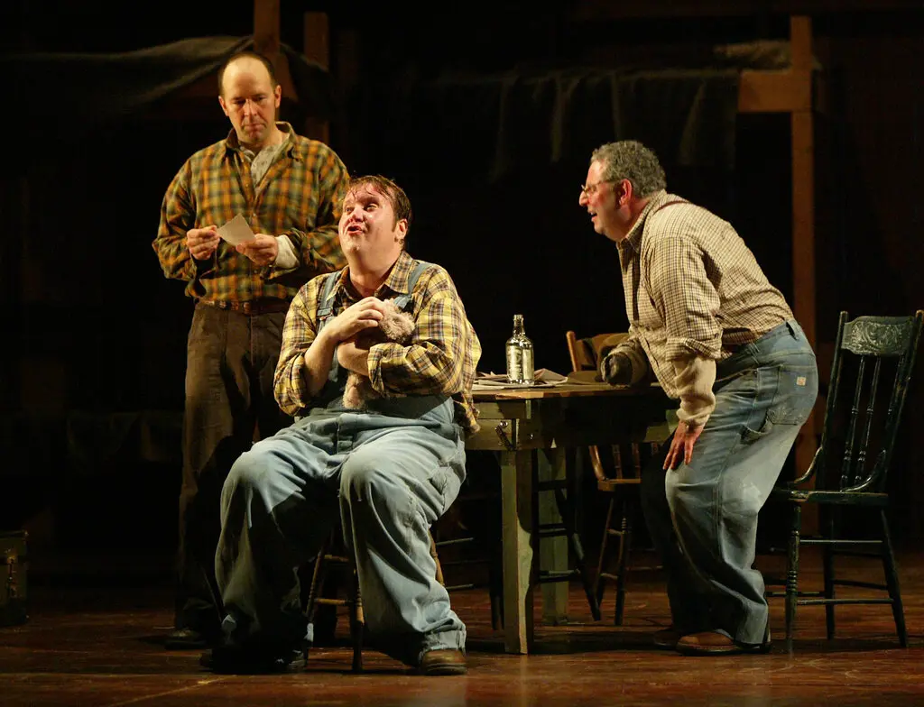 Of Mice and Men, de Floyd, baseado no romance de John Steinbeck, na Ópera de Nova York em 2003. A partir da esquerda: Rod Nelman como George Milton, Anthony Dean Griffey como Lennie Small e Peter Strummer como Candy.Crédito...Sara Krulwich/The New York Times