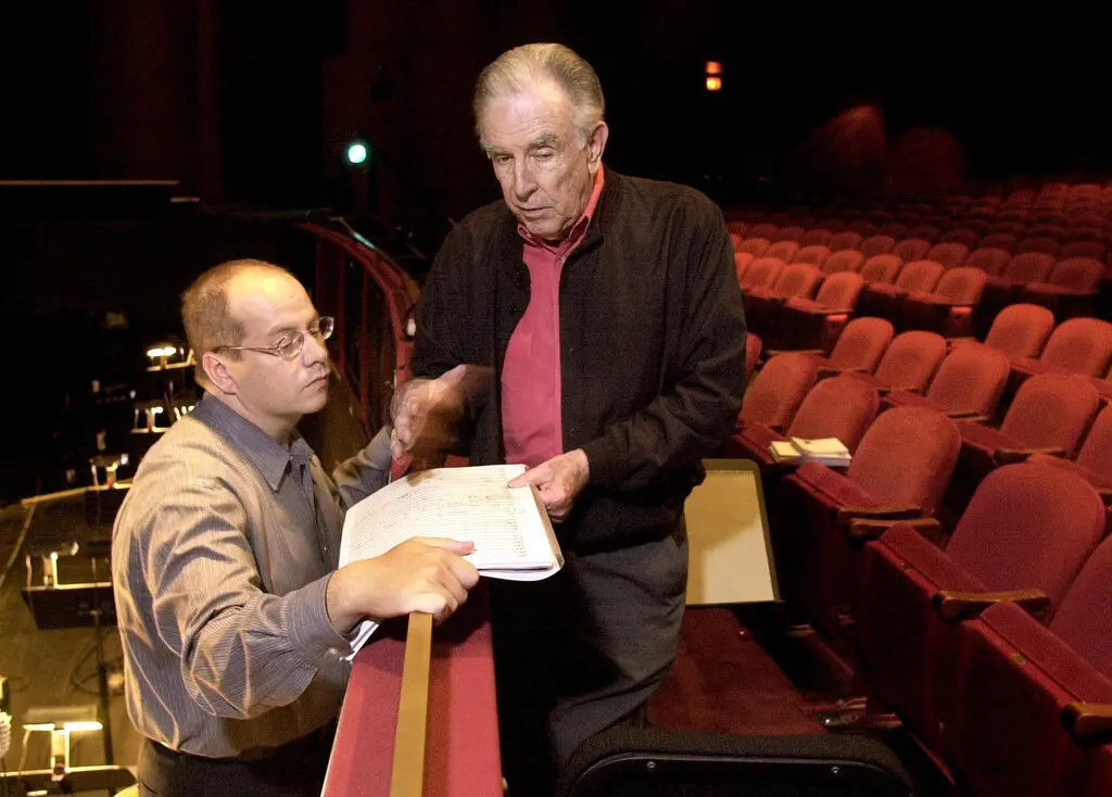 O compositor/libretista Carlisle Floyd, à direita, fala com o maestro Patrick Summers sobre a música da próxima ópera do Floyd, "Cold Sassy Tree", durante os ensaios na quinta-feira, 6 de abril de 2000, em Houston. "Cold Sassy Tree", com estreia prevista para sexta-feira, 14 de abril, em Houston, é a ópera mais recente e talvez a última do Floyd. (Crédito de fotografia: Cortesia BRETT COOMER/Associated Press)