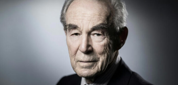 Robert Badinter posa em seu escritório durante uma sessão de fotos, em 19 de abril de 2018 em Paris © Joel Saget