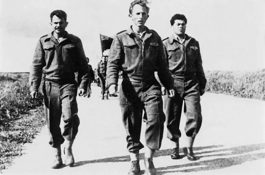 Zvi Zamir, centro, em 1948, quando era comandante de batalhão durante a guerra de independência de Israel. Com ele estavam seus colegas oficiais Yitzhak Yaakov, à esquerda, e Yaakov Heifetz. Mais tarde, Zamir tornou-se diretor da agência de espionagem Mossad.Crédito...Oved Michaeli/IDF