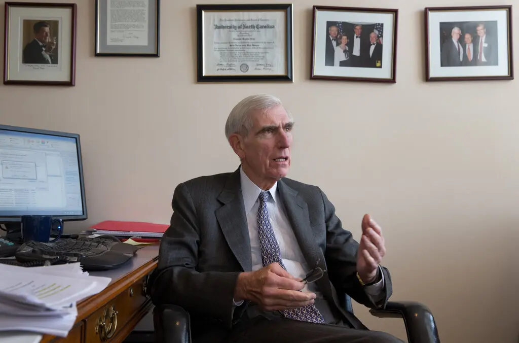 C. Boyden Gray em 2014. Ele se tornou um conselheiro de tanta confiança do presidente George Bush que dizia-se que podia entrar no Salão Oval sempre que quisesse. (Crédito da fotografia: Cortesia Stephen Crowley/The New York Times)