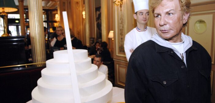 Claude Montana posa com doce do chef Laurent Delarbre em 2007, em Paris — Foto: Eric Feferberg/AFP