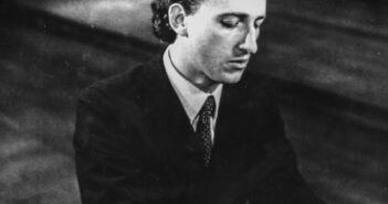 Maurizio Pollini durante show na década de 1970 CRÉDITO : Universal Archive/Universal Images Group via Getty Images