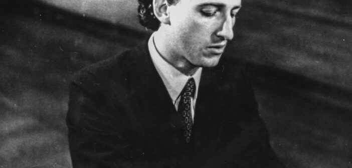 Maurizio Pollini durante show na década de 1970 CRÉDITO : Universal Archive/Universal Images Group via Getty Images