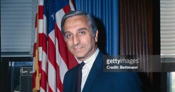 Washington, DC: O subsecretário de Comércio Howard J. Samuels é mostrado em seu escritório aqui depois de ter sido nomeado pelo Pres. Johnson será Administrador da Administração de Pequenas Empresas. Em comunicado, Johnson disse que Samuels, 48, trará para o programa Pequenas Empresas não apenas sua experiência no Departamento de Comércio, mas também sua experiência como empresário de sucesso. (Crédito da fotografia: Cortesia © Copyright © 2000 All Rights Reserved/ Bettmann Archive/ Getty Images/ REPRODUÇÃO/ TODOS OS DIREITOS RESERVADOS)