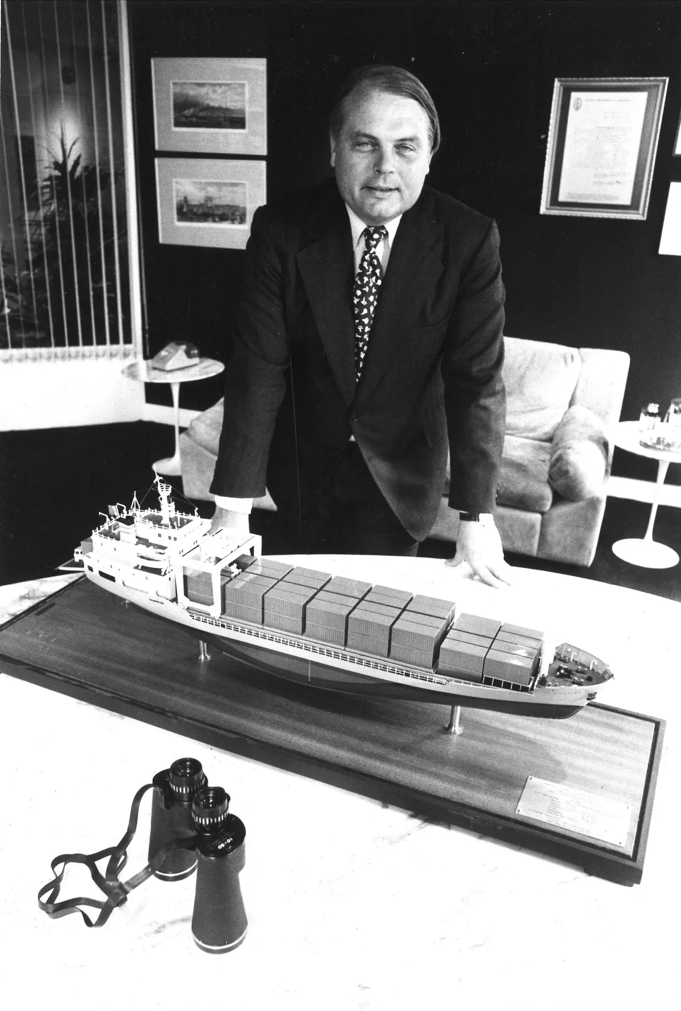 Sr. James Sherwood em 1979. Ele fez fortuna no negócio de locação de contêineres.Crédito...Robin Laurence