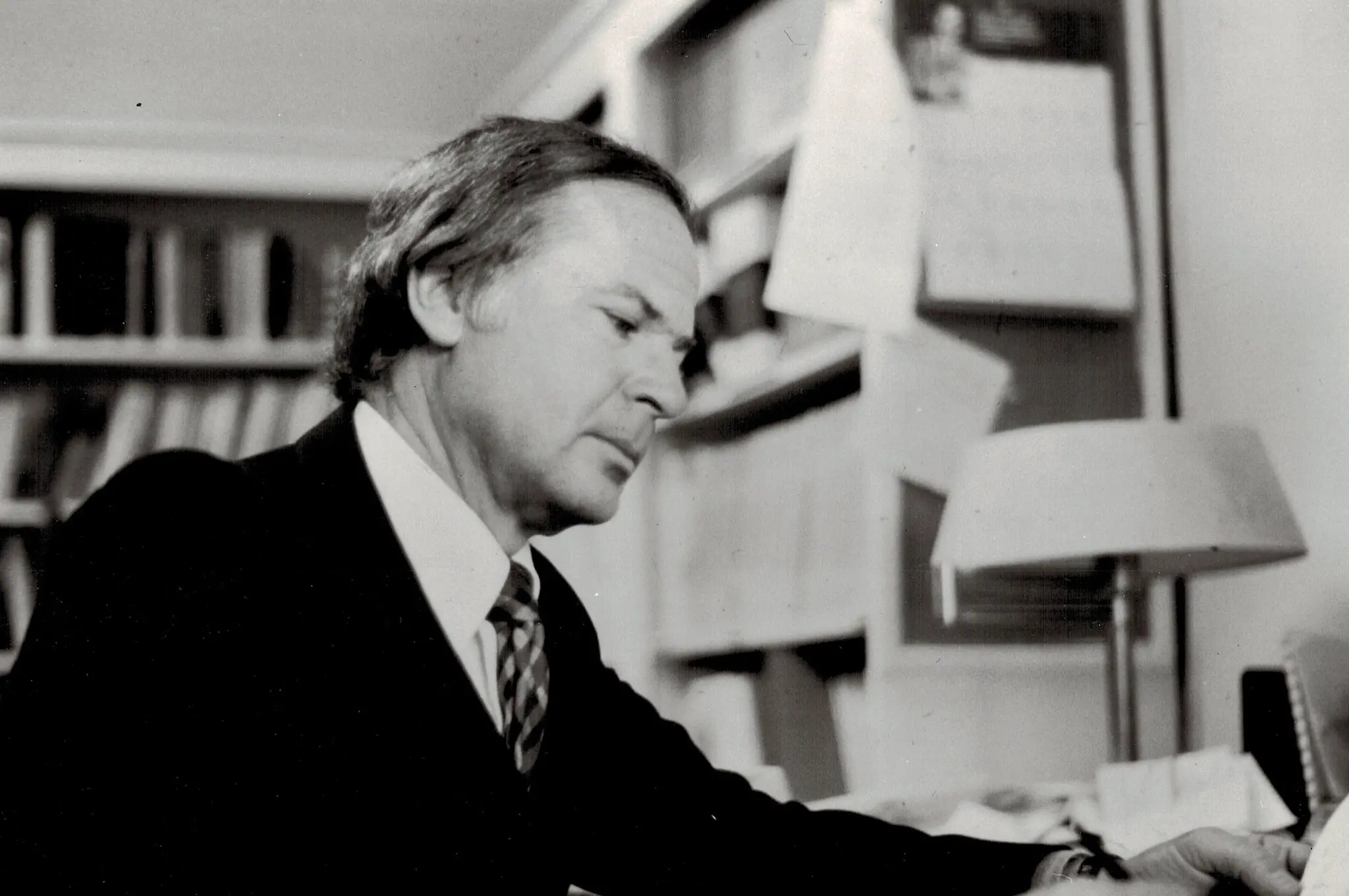 Ronald R. Fieve em seu escritório em 1980. Ele acreditava que Abraham Lincoln, Theodore Roosevelt e Winston Churchill poderiam ter se beneficiado por serem bipolares.