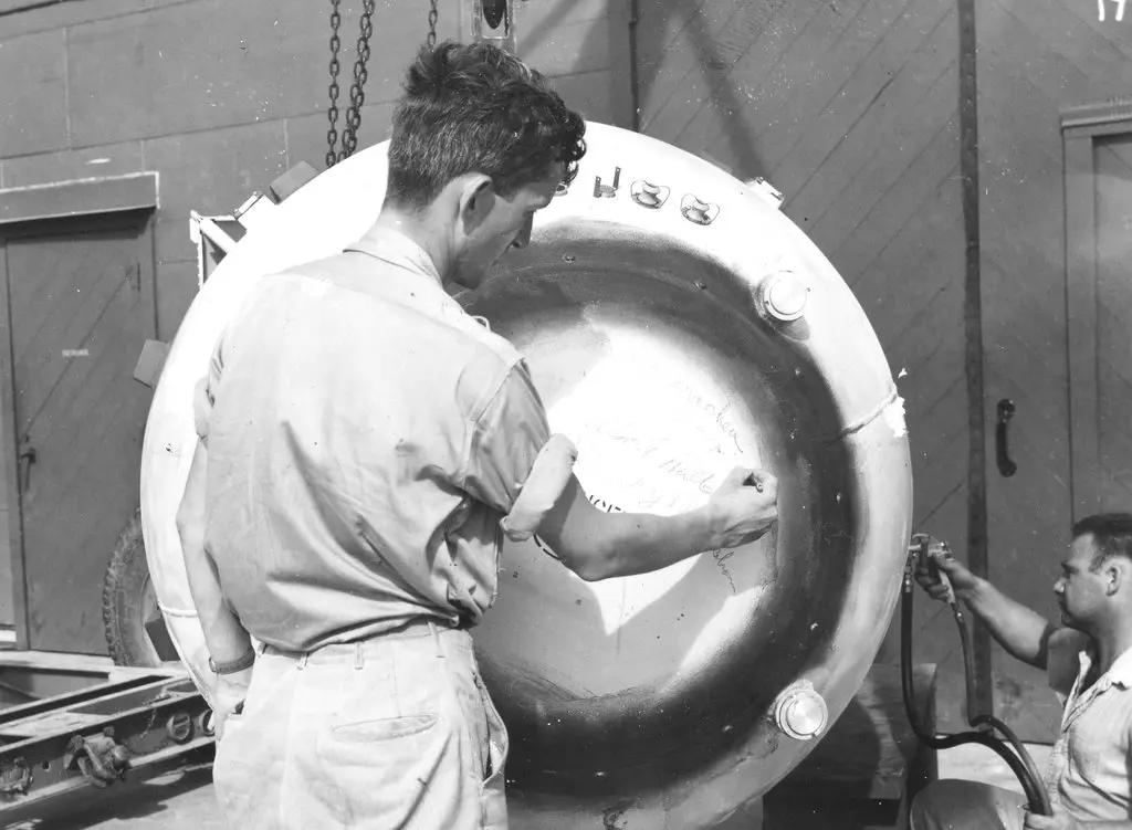 Ramsey assinando a bomba atômica lançada em Nagasaki, no Japão, em 1945.Crédito...Administração Nacional de Arquivos e Registros