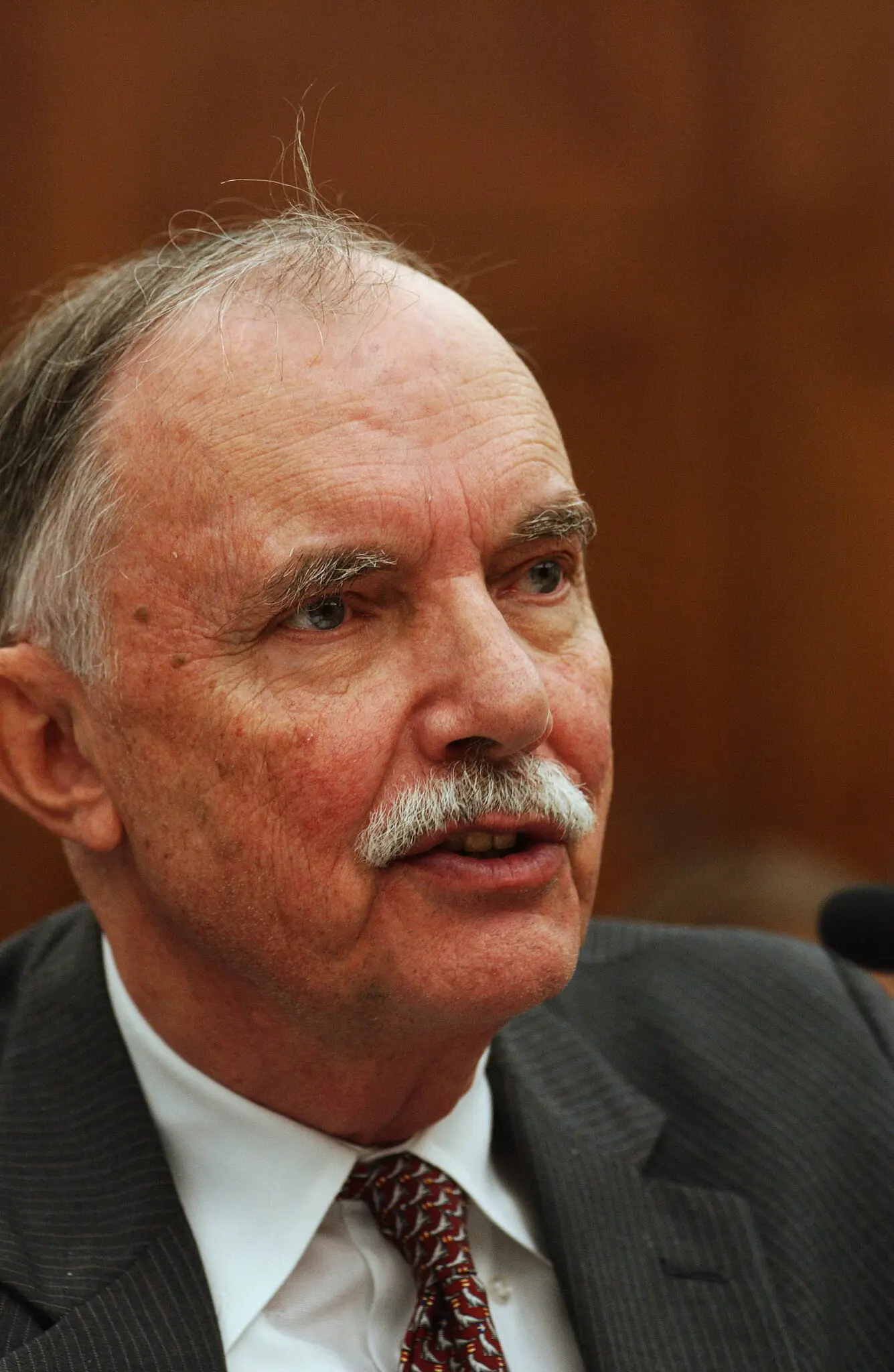 Branscomb em 2002. Ele testemunhou frequentemente perante o Congresso e aconselhou vários presidentes sobre a política científica nacional.Crédito...Scott J. Ferrell/Congressional Quarterly, via Getty Images