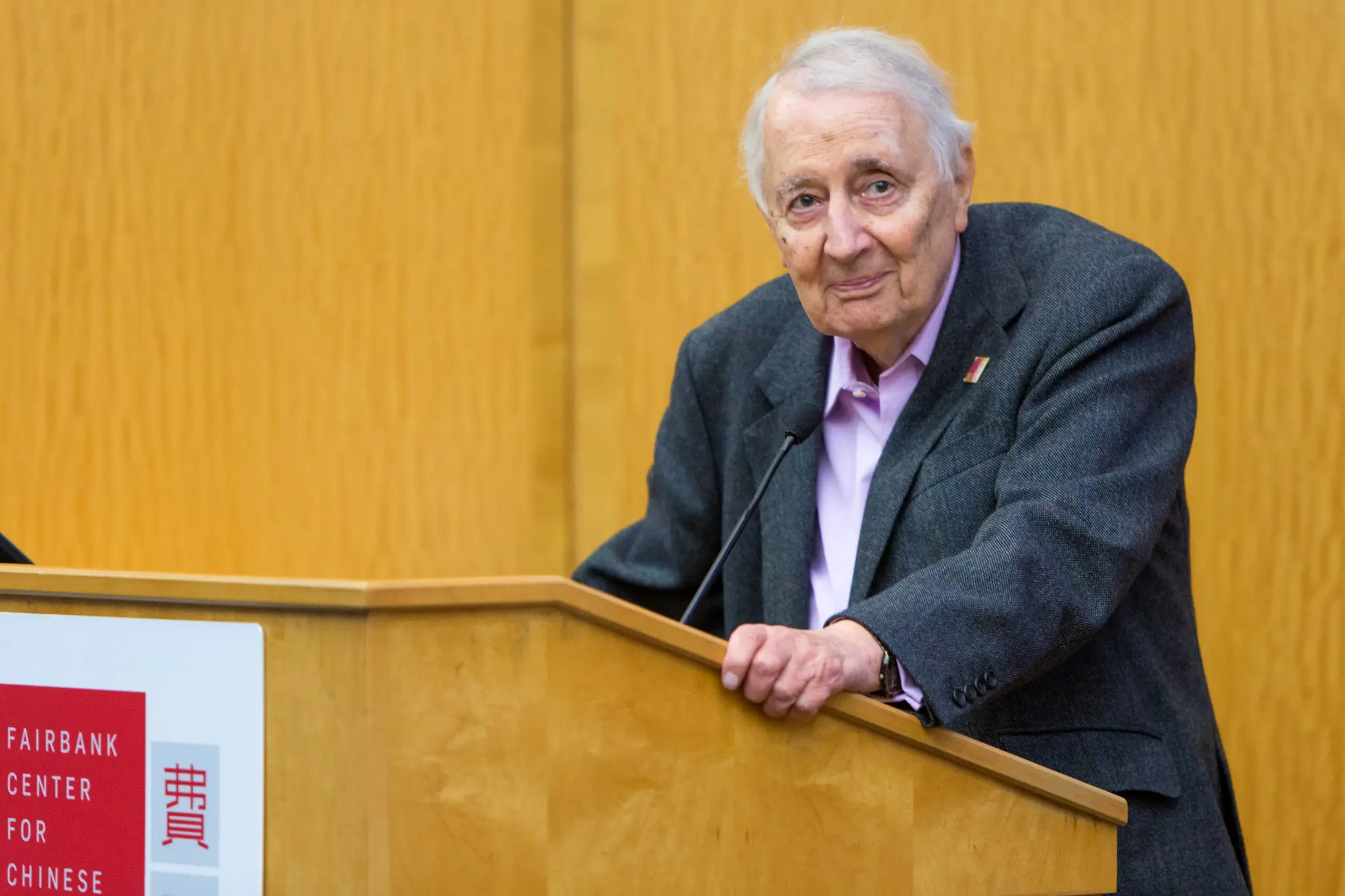 Professor MacFarquhar no Fairbank Center for Chinese Studies em Harvard em 2016. “Rod era um pensador – ele estudava grandes questões e grandes ideias”, disse um colega.Crédito...Lisa Abitbol, via Universidade de Harvard