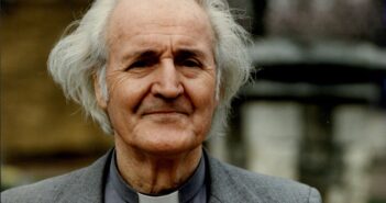 John Papworth foi preso com Bertrand Russell, atuou como conselheiro de Kenneth Kaunda, abrigou um espião soviético e fundou a revista Resurgence. (CRÉDITO DA FOTOGRAFIA: Cortesia © Copyright ©2020 All Rights Reserved/ David O'Neil/ANL/Shutterstock)