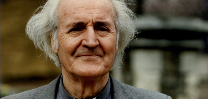 John Papworth foi preso com Bertrand Russell, atuou como conselheiro de Kenneth Kaunda, abrigou um espião soviético e fundou a revista Resurgence. (CRÉDITO DA FOTOGRAFIA: Cortesia © Copyright ©2020 All Rights Reserved/ David O'Neil/ANL/Shutterstock)