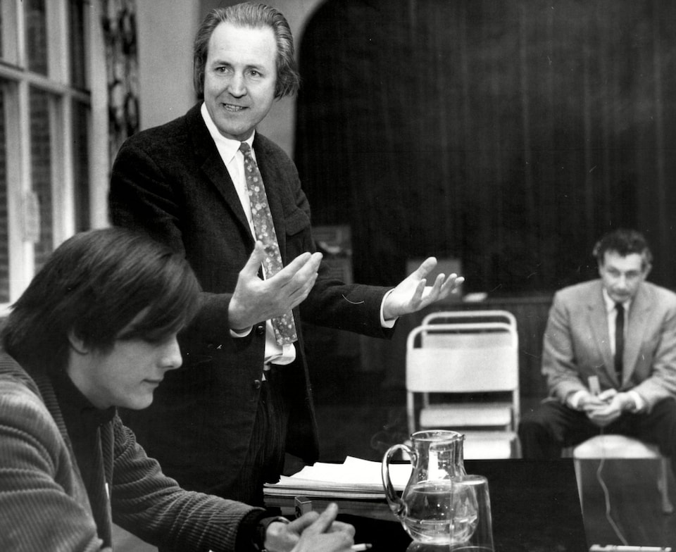 John Papworth discursando em uma conferência estudantil em 1968. (CRÉDITO DA FOTOGRAFIA: Cortesia © Copyright ©2020 All Rights Reserved/ Shaw/ANL/Shutterstock)