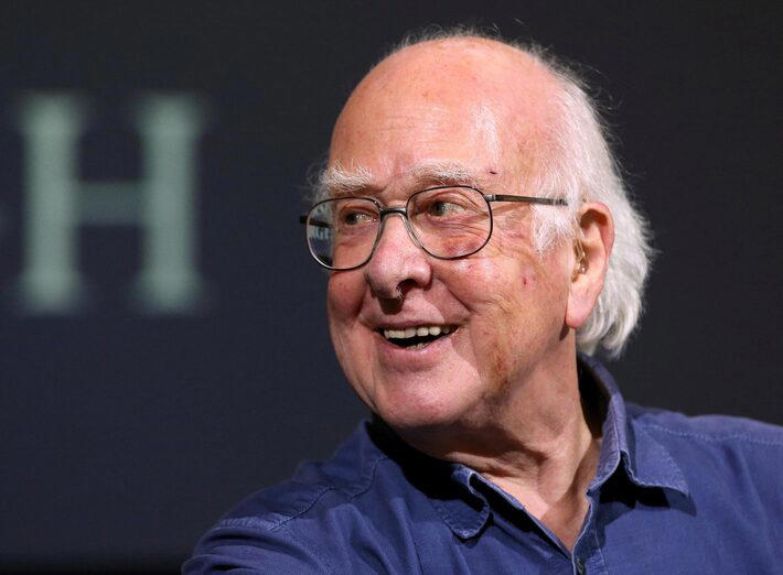 Peter Higgs em sua casa em Edimburgo, na Escócia. (Foto: Scott Heppell/AP © Fornecido por Estadão)